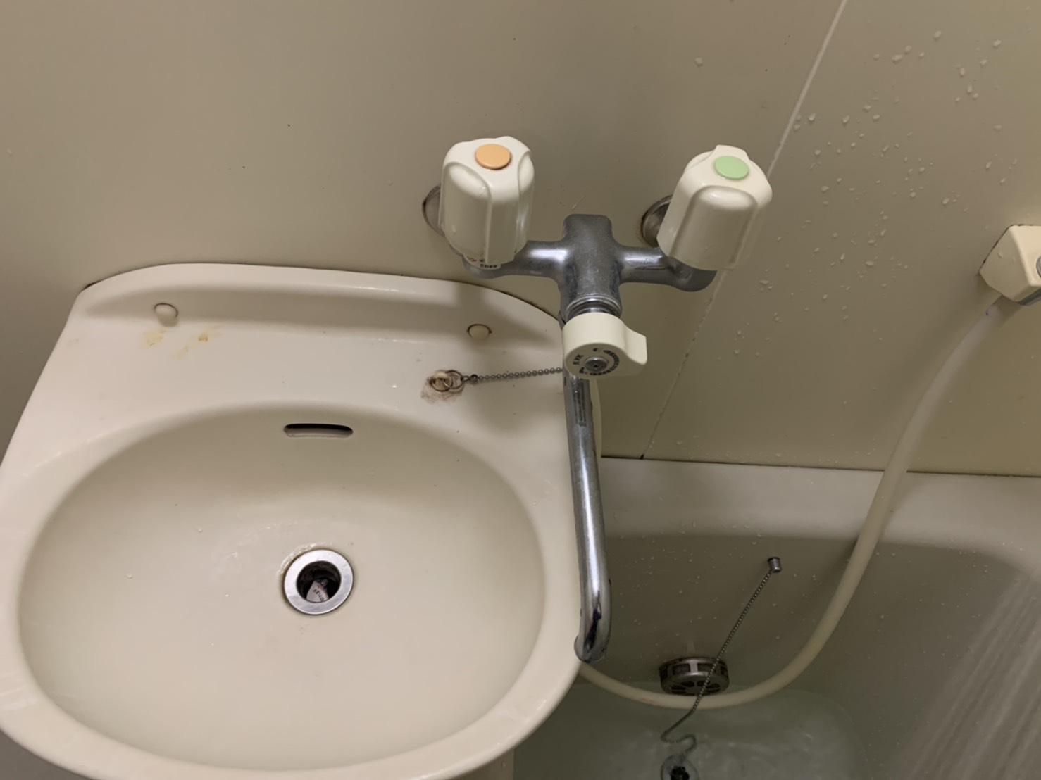 藤沢市で浴室（水栓）クリーニング実施前①